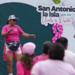Ale Castro promueve la prevención del cáncer de mama con el Zumbatón Rosa en San Antonio la Isla